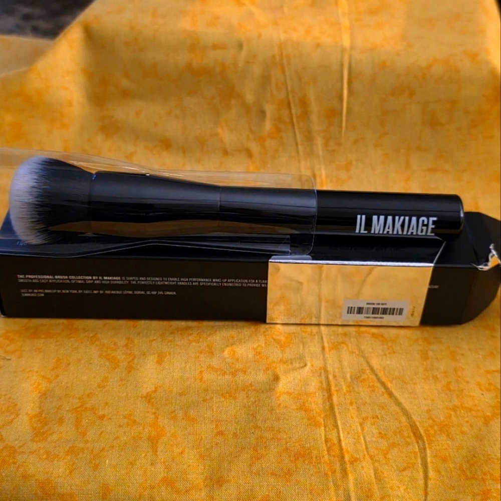 * SOLD *   IL MAKIAGE Foundation Blending Brush